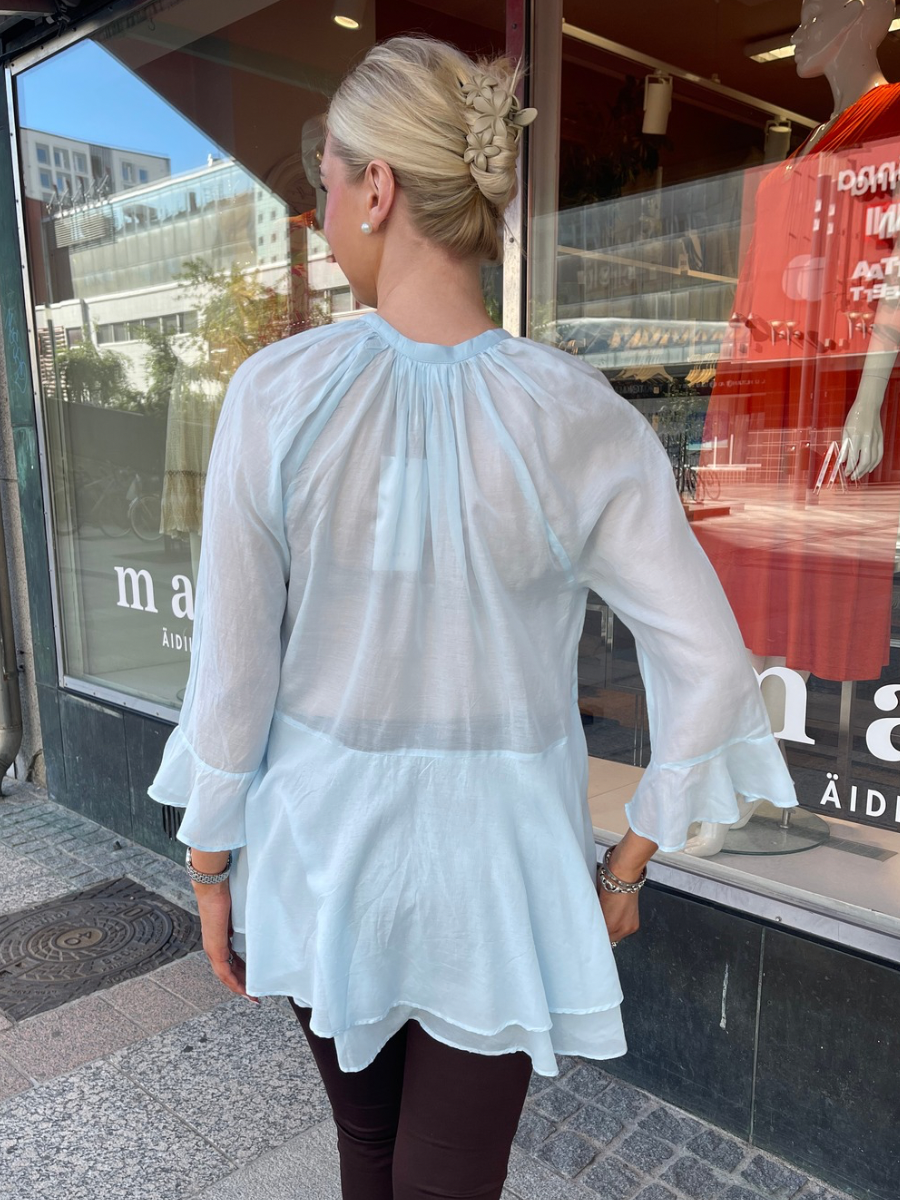 Flora mekkotunika, vaaleansininen ja vaaleanruskea