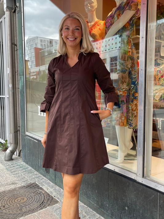 Antoinett Daiva mekko salsahihoilla, punainen ja ruskea