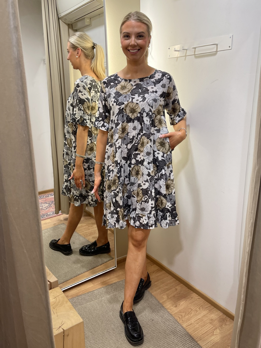 Lasessor Lene mekko, eri värejä