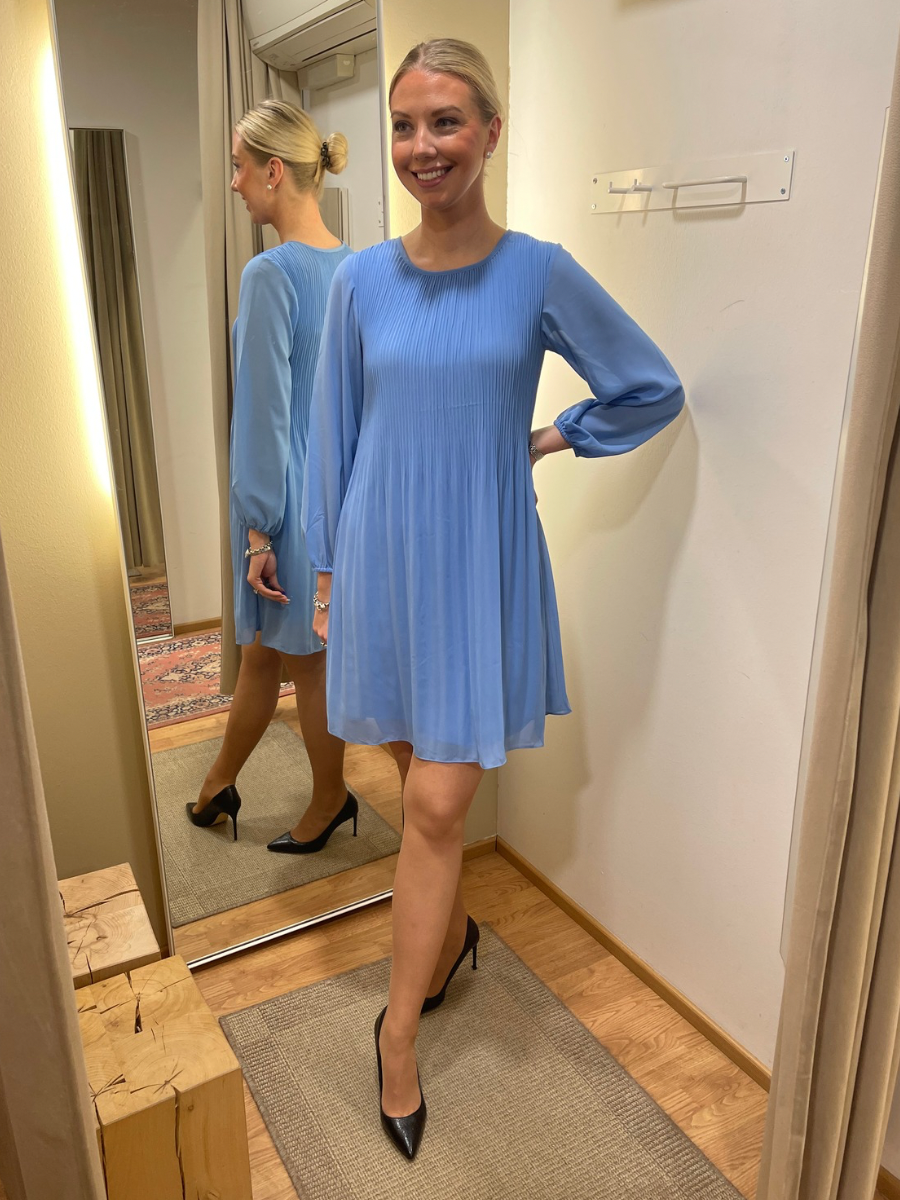 STI Kandriina mekko, musta ja kevään sininen