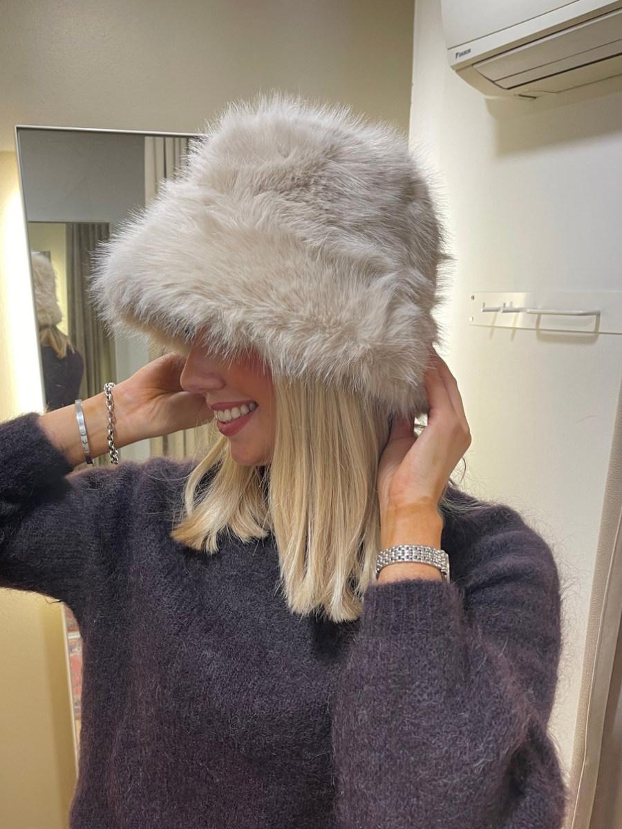 Karvahattu, eri värejä