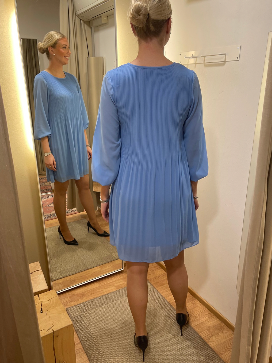 STI Kandriina mekko, musta ja kevään sininen