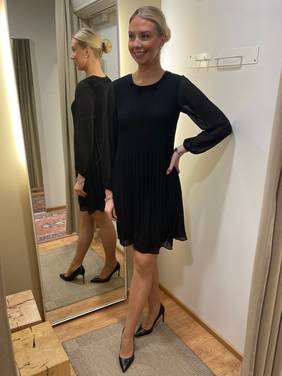 STI Kandriina mekko, musta ja kevään sininen