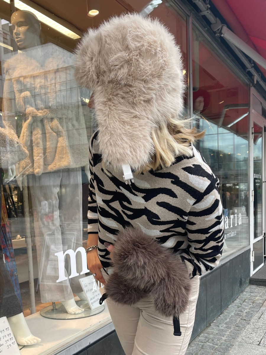 Karvahattu korvaläpillä, eri värejä