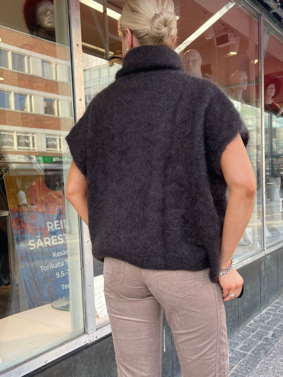 Mohairneuleliivi, eri värejä
