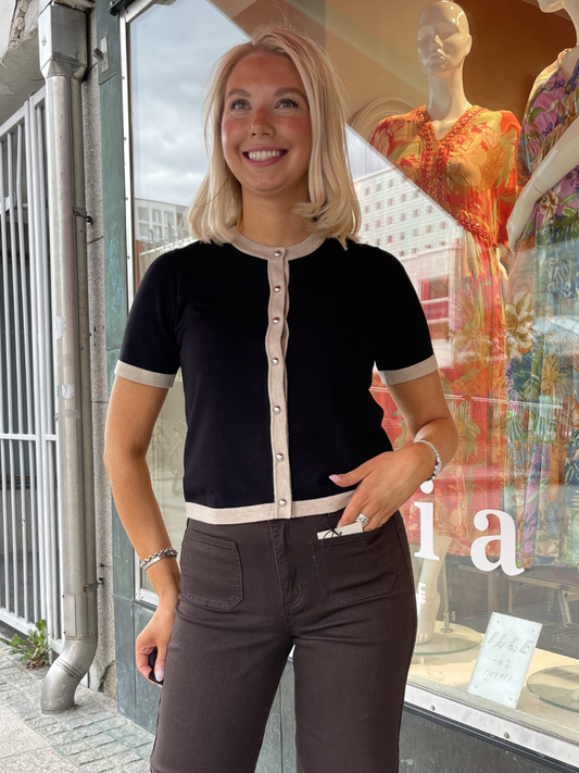 Alizza neuletakki, Contrast