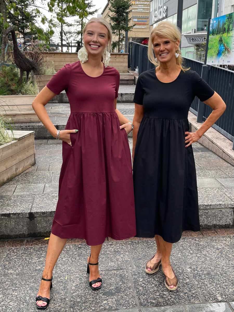 Puuvillamekko, musta ja viininpunainen