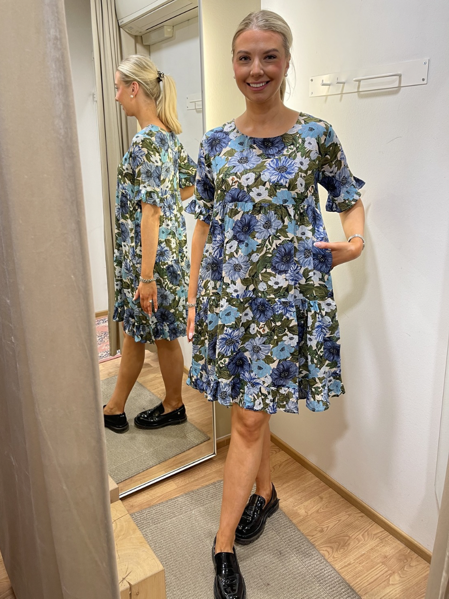 Lasessor Lene mekko, eri värejä