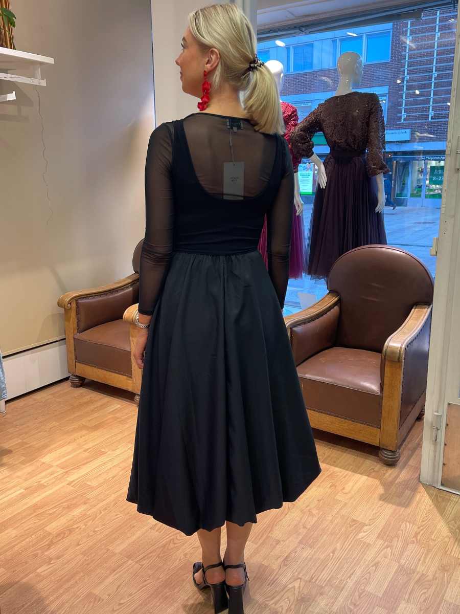 KA Kristen mekko, musta