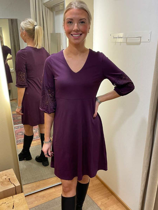 Linnea trikoomekko, musta ja violetti