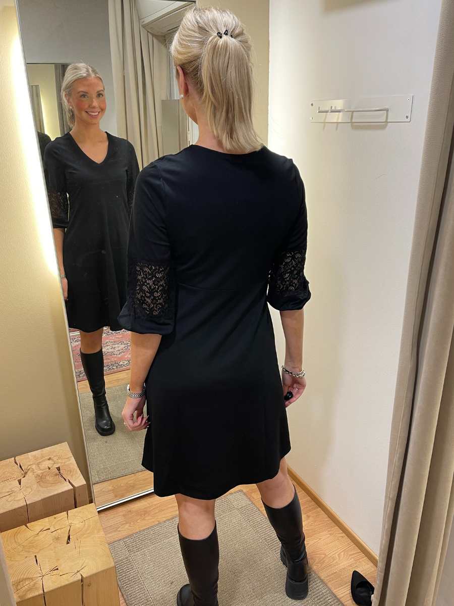 Linnea trikoomekko, musta ja violetti