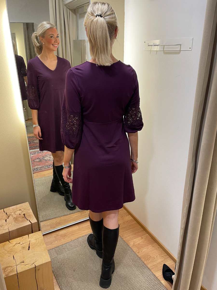 Linnea trikoomekko, musta ja violetti