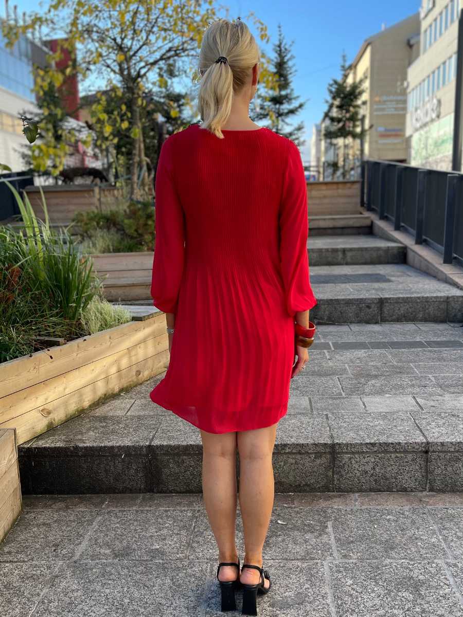 STI Kandriina mekko, musta ja punainen