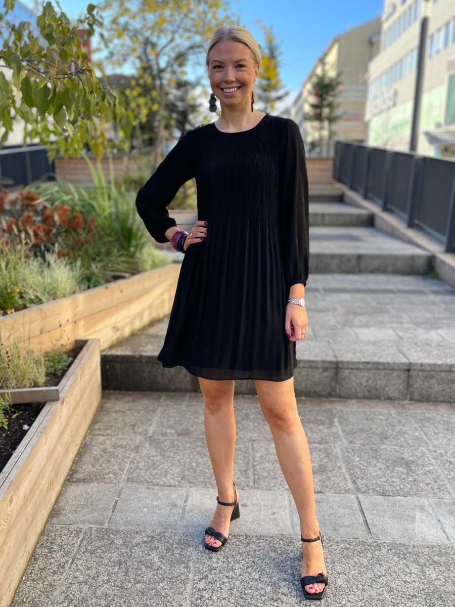 STI Kandriina mekko, musta ja punainen